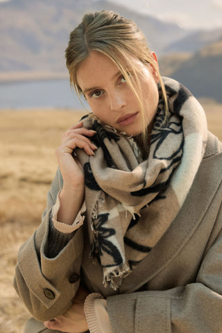Kaschmirschal Temple of Silence Dark Sand Black – bedruckt, 100 % Cashmere | PURSCHOEN