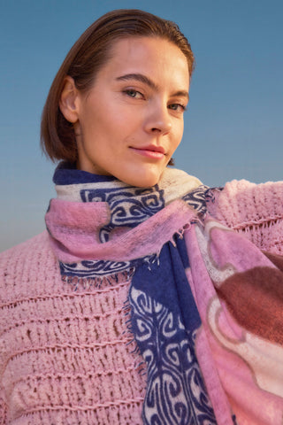 Kaschmirschal Himmelsflug Navy-Rose – bedruckt, 100 % Cashmere | PURSCHOEN
